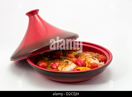 Tagine (Tajine) eine Art von Kochgeschirr aus Marokko hier gezeigt mit einem vorbereiteten Huhn kochbereit. Stockfoto