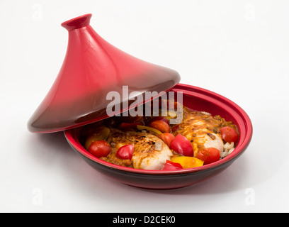 Tagine (Tajine) eine Art von Kochgeschirr aus Marokko, hier gezeigt mit einem vorbereiteten Huhn kochbereit. Stockfoto