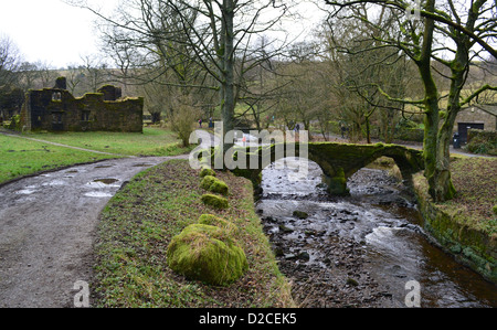 Wycoller Halle im Winter in der Nähe von Bronte Weg mit der Lastesel und Klöppel Brücken überspannt Wycoller Beck Stockfoto