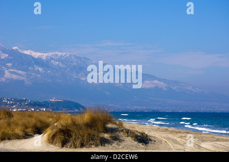 Strand von Nei Pori mit der venezianischen Burg von Platamonas und Olymp im Hintergrund (Pieria, Mazedonien, Griechenland, Europa) Stockfoto