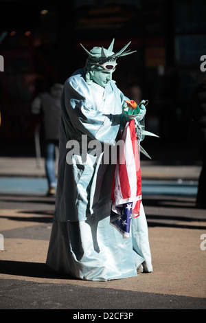 Mann verkleidet als die New Yorker Freiheitsstatue am Times Square, New York. Stockfoto
