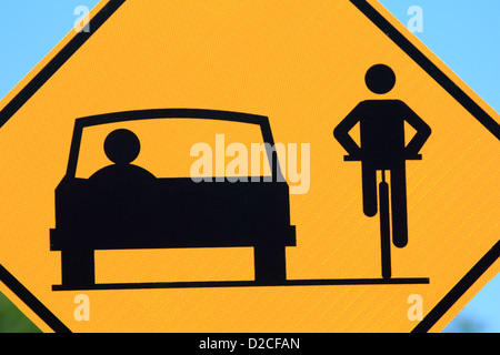 ein Teil der Straße mit dem Fahrrad gelb Achtung-Zeichen neben einer Autobahn Stockfoto