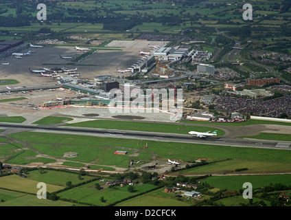 Luftaufnahme von einem PIA (Pakistan Airlines) Jumbo jet Boeing 747 Flugzeug Landung am Manchester International Airport Stockfoto