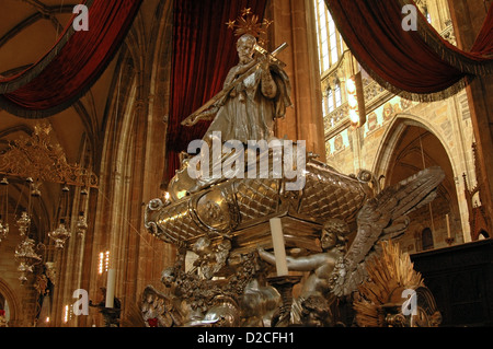 Das barocke silberne Grab des heiligen Johannes von Nepomuk befindet sich im Veitsdom in Prag, Tschechische Republik. Das von Joseph Emanuel Fischer von Erlach entworfene und von Antonio Corradini geschaffene Denkmal wurde 1736 fertiggestellt und enthält zwei Tonnen Silber. Stockfoto