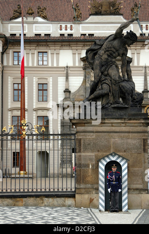 Ein Burgwache standhaft am Haupteingang zur Prager Burg in Tschechien Stockfoto