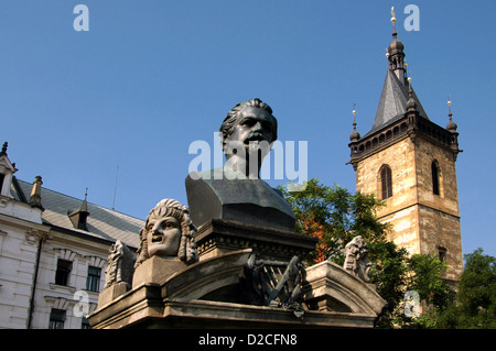 Büste des tschechischen Dichters Vítezslav Hálek (1835-74) vor der New Town Hall Novomestska Radnice in Nove Mesto Bezirk Prag Tschechische Republik Stockfoto