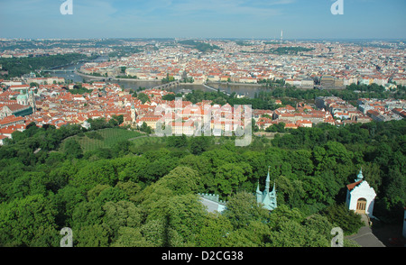 Einfach Blick auf Prag von der Spitze der Aussichtsturm auf dem Petrin-Hügel. Karlsbrücke in der Mitte zu sehen Stockfoto