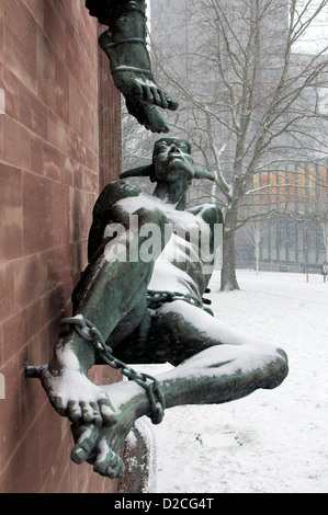 St. Michael und der Teufel-Statue im verschneiten Wetter, Kathedrale von Coventry, UK Stockfoto