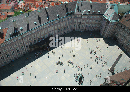 Blick hinunter auf Prager Burg Hof von der Spitze des Turmes St. Vitus Cathedral. Stockfoto