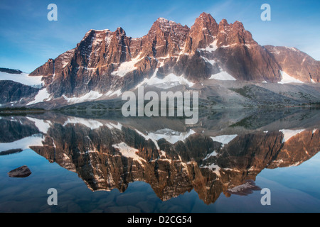 Die Wälle spiegelt sich in Amethyst Seen im Tal Tonquin bei Sonnenaufgang, Jasper Nationalpark, Kanadische Rockies, Alberta, Stockfoto