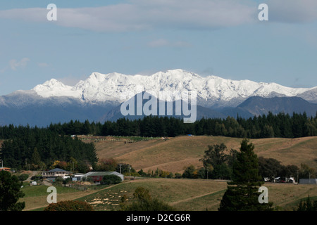 Schneebedeckte Berge des Kahurangi National Park, gesehen von einer Tasman-Residenz. Stockfoto