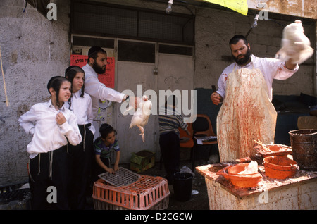 Ein Jude schlachtet während des Kapparot-Rituals am Yom-Kipur-Vorabend in der Nachbarschaft von Mea Shearim, einer ultraorthodoxen Enklave in Westjerusalem Israel, ein Huhn Stockfoto