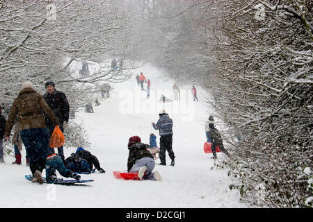 Während der Schnee, und winterlichen Bedingungen in London genießen die Mitglieder der Öffentlichkeit Wintersport auf Pole HIll Chingford North East London UK Stockfoto