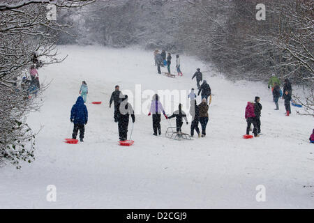 Während der Schnee, und winterlichen Bedingungen in London genießen die Mitglieder der Öffentlichkeit Wintersport auf Pole HIll Chingford North East London UK Stockfoto