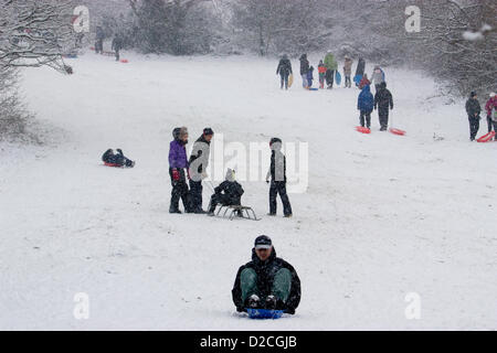 Während der Schnee, und winterlichen Bedingungen in London genießen die Mitglieder der Öffentlichkeit Wintersport auf Pole HIll Chingford North East London UK Stockfoto