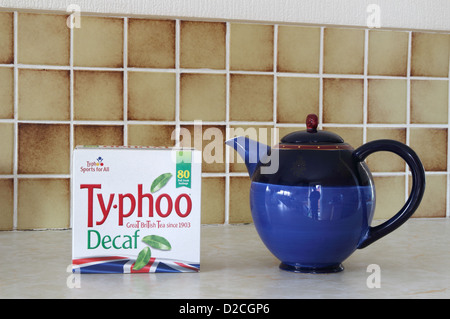Paket von Ty-Phoo Tee mit Teekanne in einer Küche Umgebung, UK Stockfoto