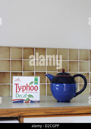 Paket von Ty-Phoo Tee mit Teekanne in einer Küche Umgebung, UK Stockfoto