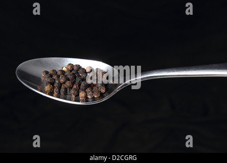 Schönes Stillleben mit Pfefferkörnern auf einem Löffel Stockfoto