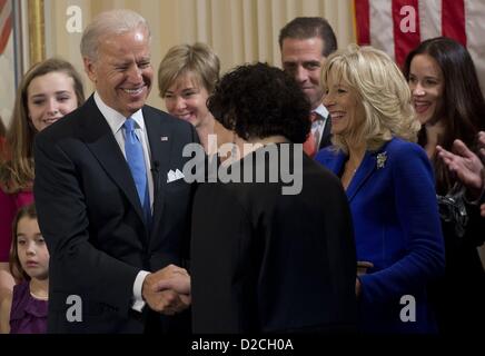 Washington D.C., USA. Sonntag, 20. Januar 2013. Vereinigten Staaten-Vize-Präsident Joe Biden schüttelt Hände mit US Supreme Court Justice Sonia Sotomayor nach dem Amtseid während der 57. Presidential Inauguration offizielle Vereidigung am Naval Observatory am 20. Januar 2013 in Washington, DC... Bildnachweis: Saul Loeb / Pool über CNP/Alamy Live-Nachrichten Stockfoto