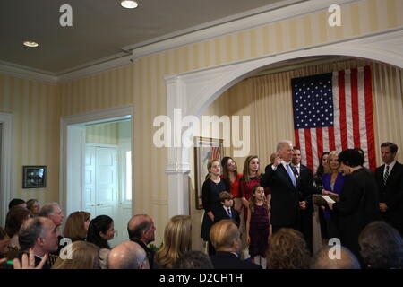 Washington D.C., USA. Sonntag, 20. Januar 2013. Vereinigte Staaten Vizepräsident Joseph Biden Jr. nimmt den Amtseid, von Associate Richter am Obersten Gerichtshof Sonia Sotomayor in der Residenz des Vice President bei der United States Naval Observatory in Washington, D.C. verwaltet. Bildnachweis: Josh Haner / Pool über CNP/Alamy Live-Nachrichten Stockfoto