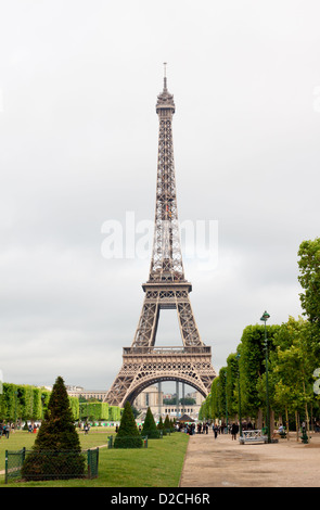 Blick auf den Eiffelturm aus dem Champ de Mars Stockfoto