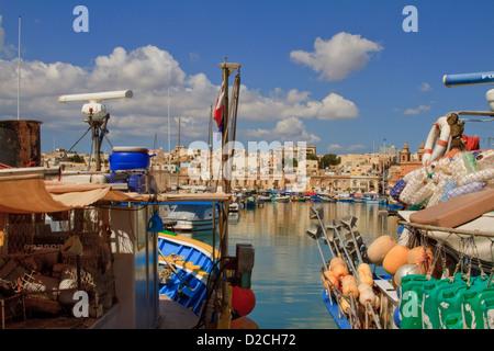 Malerische Landschaft von zahlreichen traditionellen Fischerboote im Hafen von Marsaxlokk, Malta Stockfoto