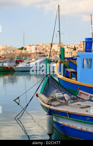 Malerische Landschaft von zahlreichen traditionellen Fischerboote im Hafen von Marsaxlokk, Malta Stockfoto