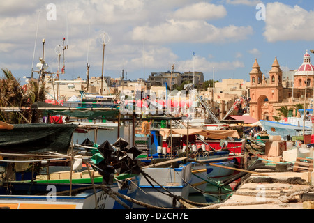 Malerische Landschaft von zahlreichen traditionellen Fischerboote im Hafen von Marsaxlokk, Malta Stockfoto