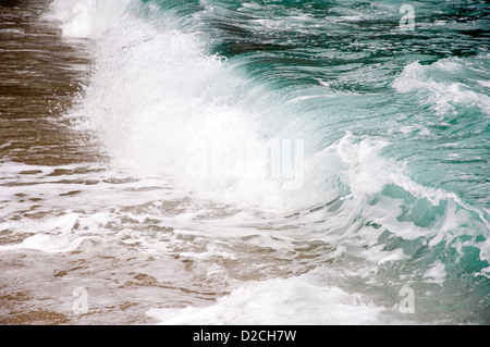 Welle am Strand von Aegean Stockfoto