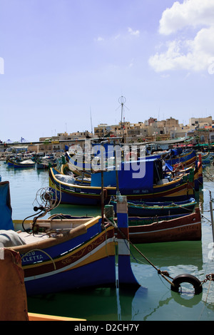 Malerische Landschaft von zahlreichen traditionellen Fischerboote im Hafen von Marsaxlokk, Malta Stockfoto