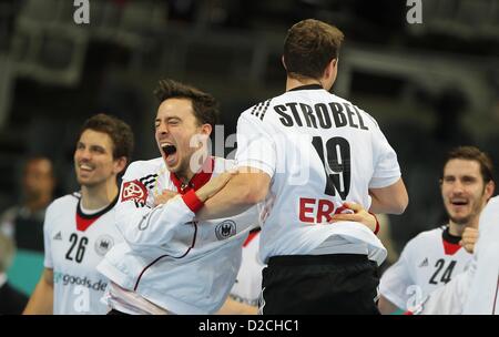 Adrian Pfahl (L-R), Patrick Groetzki, Martin Strobel und Michael Haass Deutschlands feiern nach der Herren Handball-WM Runde 16 Deutschland Vs Mazedonien in Barcelona, Spanien, 20. Januar 2013 Spiel. Deutschland gewann 28: 23. Foto: Fabian Stratenschulte/dpa Stockfoto