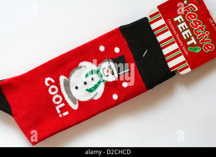 Mens festliche Füße Weihnachten Neuheit Socken - Cool Schneemann mit Hut und Sonnenbrille auf weißem Hintergrund - Neuheit Socken für Weihnachtsgeschenk Stockfoto