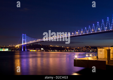 ISTANBUL TÜRKEI - Bosporus Brücke (bogazici Koprusu) am Bosporus verbinden Ortaköy (Europa) und Beylerbeyi (Asien) mit Flutlicht bei Sonnenuntergang Stockfoto