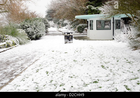 Verschneite Szene zeigt geschneit über Pfad in einem Park in Großbritannien. Stockfoto
