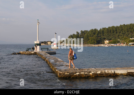 Touristen, Limenas, Insel Thassos, Griechenland Stockfoto