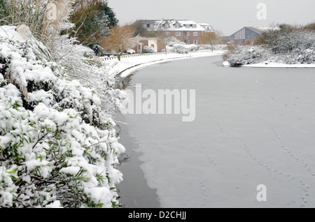 Verschneite Szene zeigt einen See vereist am Mewsbrook Park, Littlehampton, West Sussex, England. Stockfoto