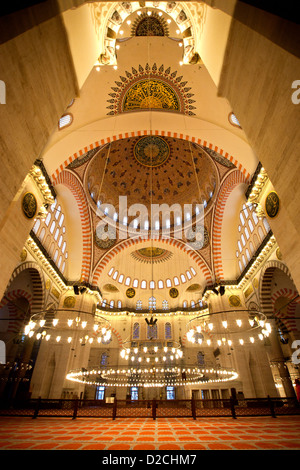 ISTANBUL TÜRKEI - Süleymaniye-Moschee (Süleymaniye Camii Sultan Süleyman) Innenraum mit Bögen, Kronleuchtern und Teppich Stockfoto