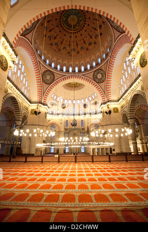 ISTANBUL TÜRKEI - Süleymaniye-Moschee (Süleymaniye Camii Sultan Süleyman) Innenraum mit Bögen, Kronleuchtern und Teppich Stockfoto