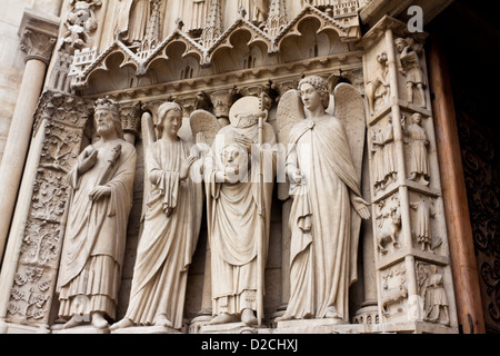 Saint-Denis, hielt seinen Kopf. Die Skulptur auf dem Gelände der Kathedrale von Notre Dame Stockfoto