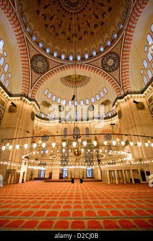 ISTANBUL TÜRKEI - Süleymaniye-Moschee (Süleymaniye Camii Sultan Süleyman) Innenraum mit Bögen, Kronleuchtern und Teppich Stockfoto