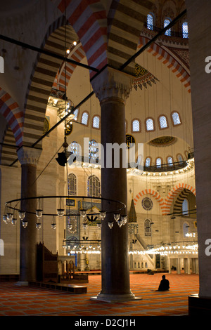 ISTANBUL TÜRKEI - Süleymaniye-Moschee (Süleymaniye Camii Sultan Süleyman) mit muslimischen Mann, der betet Stockfoto