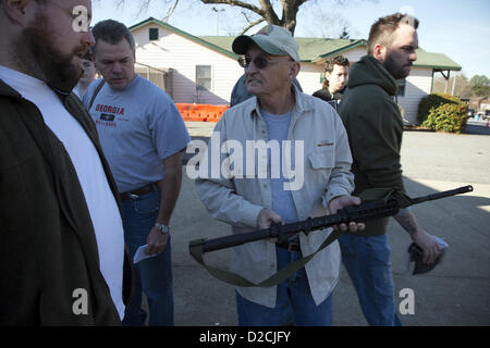 19. Januar 2013 - Warteschlange Marietta, GA - Hunderte von ängstlich Waffe Enthusiasten um ein Wochenende Pistole zeigen, kaufen, verkaufen und tauschen neue, gebrauchte und Vintage Waffen zu gelangen. Zeigen Sie, dass Beamte sagten, Teilnahme an ihre Veranstaltungen bundesweit in den letzten Wochen deutlich höher war. Mehrere Sammler und Jäger sagte, dass sie auf Gegenstände aufstocken waren, die möglicherweise auf eine Waffe "bedrohte Arten" Liste aufgrund neuer Gesetze. (Bild Kredit: Robin Nelson/ZUMAPRESS.com ©) Stockfoto