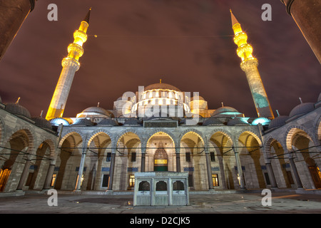 ISTANBUL TÜRKEI - Süleymaniye-Moschee (Süleymaniye Camii Sultan Süleyman) Innenhof und Minaretten bei Nacht mit Flutlicht Stockfoto