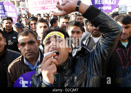 19. Januar 2013 - Athen, Griechenland - pakistanischen Einwanderer schreien Anti-rassistische Parolen während Protest in der Mitte von Athen. Hunderte von Griechen und andere Bürger protestieren friedlich gegen Rassismus und Faschismus. Fast 3.000 Menschen trat die Rallye, die von Gemeinden, Organisationen, Migranten-Communities und Hauptopposition Partei radikale linke Syriza eingerichtet wurde. Diese Woche verhafteten die Behörden einen 29-j hrige Feuerwehrmann und anderer griechischen Mann im Alter von 25 für den Mord an einer 27 Jahre alten pakistanischen Einwanderer in Athen. (Bild Kredit: Aristidis Vafeiadakis/ZUMAPRESS.com ©) Stockfoto