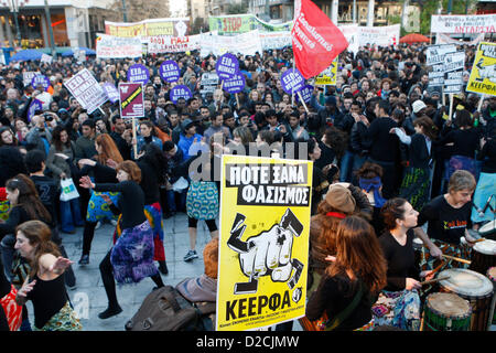 19. Januar 2013 - protestieren Athen, Griechenland - Hunderte von Griechen und andere Bürger friedlich gegen Rassismus und Faschismus. Fast 3.000 Menschen trat die Rallye, die von Gemeinden, Organisationen, Migranten-Communities und Hauptopposition Partei radikale linke Syriza eingerichtet wurde. Diese Woche verhafteten die Behörden einen 29-j hrige Feuerwehrmann und anderer griechischen Mann im Alter von 25 für die Ermordung eines 27-Year-Old pakistanischen Migranten in Athen. (Bild Kredit: Aristidis Vafeiadakis/ZUMAPRESS.com ©) Stockfoto