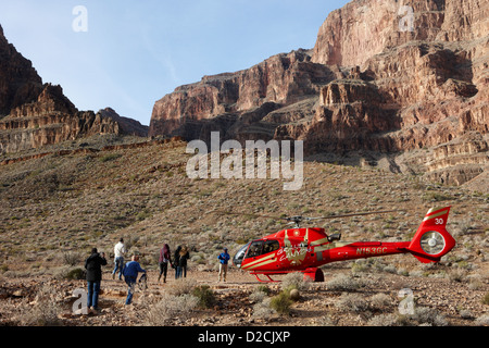 Passagiere, die auf Hubschrauber Tour auf Pad landete im Grand Canyon Arizona USA grand canyon Helikopter n 153 gc Stockfoto