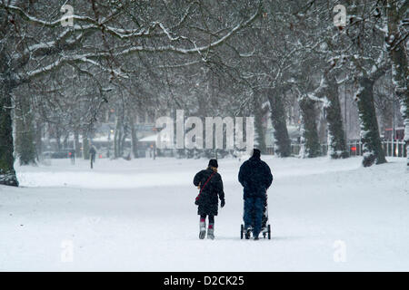 Der Schnee fällt im Bereich Clapham Common und die Schlitten sind in Kraft. Süd West-London, UK, 20. Januar 2013. Stockfoto