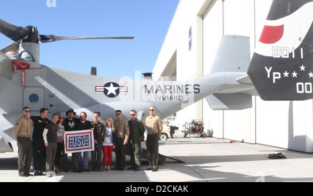 Die "Clone Wars"-Darsteller besuchen Marine Medium Tiltrotor Squadron 163 an Bord der Marine Corps Air Station Miramar vor der Vorbereitung für zwei private Episode-Vorführungen zeigen bei der Air Station Kino Jan. 18. Stockfoto