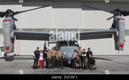 Die "Clone Wars"-Darsteller besuchen Marine Medium Tiltrotor Squadron 163 an Bord der Marine Corps Air Station Miramar vor der Vorbereitung für zwei private Episode-Vorführungen zeigen bei der Air Station Kino Jan. 18. Stockfoto