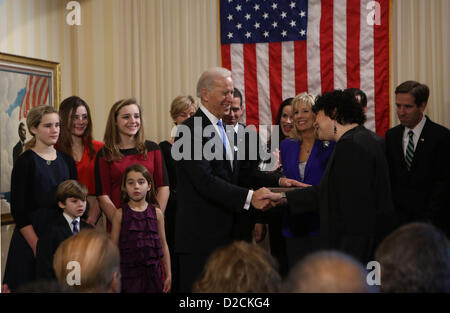 20. Januar 2013 - Washington, District Of Columbia, nimmt US - Vereinigte Staaten Vizepräsident Joseph Biden Jr. den Amtseid, verwaltet von Associate Richter am Obersten Gerichtshof Sonia Sotomayor in der Residenz des Vice President bei der United States Naval Observatory in Washington, D.C. am Sonntag, 20. Januar 2013. (Kredit-Bild: © Josh Haner/Pool/Cnp/Prensa Internacional/ZUMAPRESS.com) Stockfoto